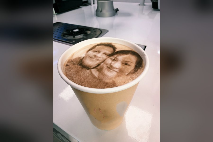 Souvenir café photo partagé sur réseaux sociaux
